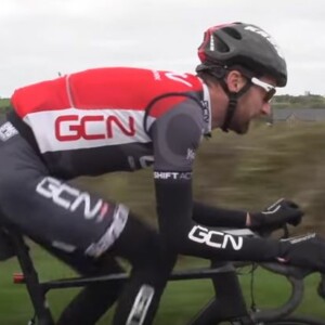 Riders ascending the Cote de La Roche. Photo by Sirotti